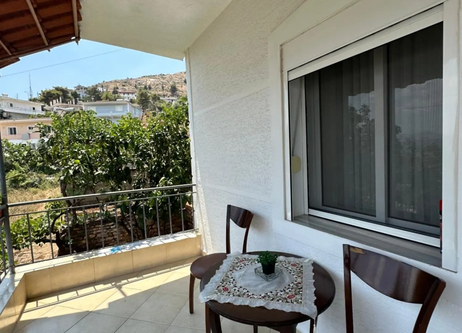Vila Hino Sarande 0*,  Albania
