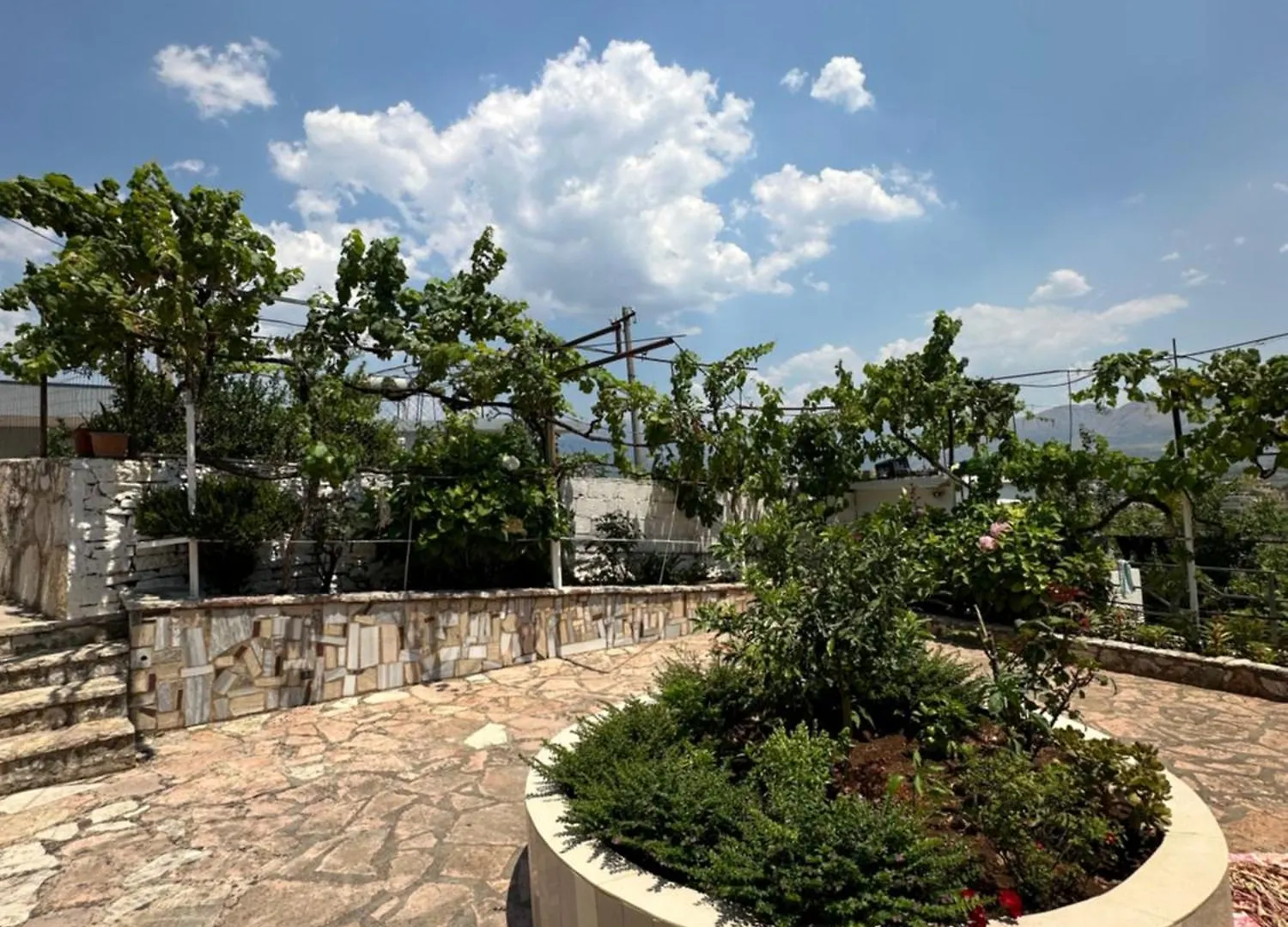 Vila Hino Sarande